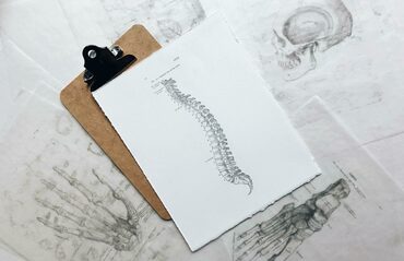 La différence entre spondylolyse et spondylolisthésis