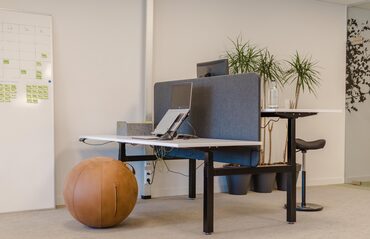 Bureau assis debout duo avec siège ballon et tabouret assis debout