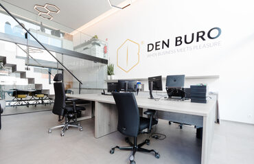 Kantoor met ergonomische bureaustoelen