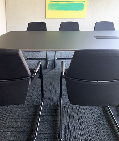 Meeting chairs grote vergadertafel