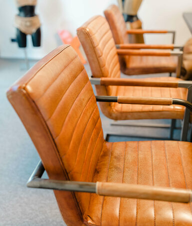 Chaises de conférence en cuir cognac