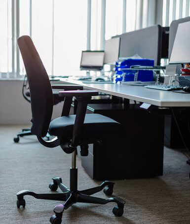 Chaise de bureau ergonomique et bureau assis-debout