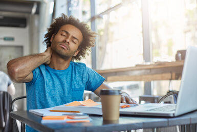 Tips tegen nekpijn tijdens het studeren